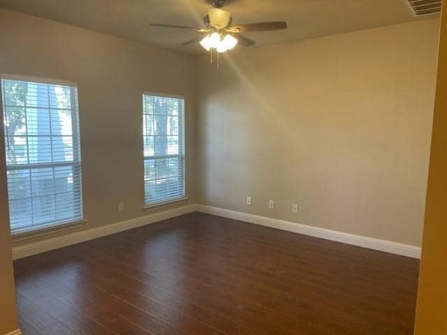 Building Photo - 10253 Lakeview Dr