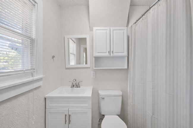 Building Photo - Cherrywood Duplex 7 Bedroom 4 Full Baths