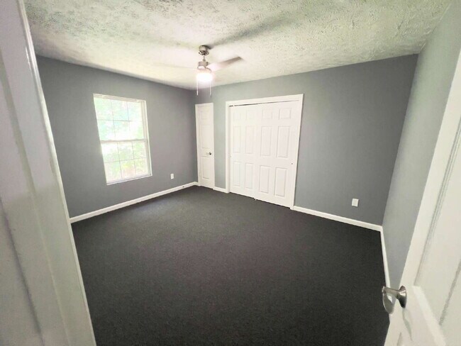 Building Photo - 2 Bed 1 Bath Apartment in Fair Play