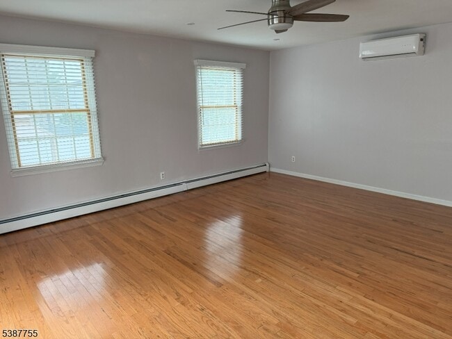 Building Photo - 134 Oak St
