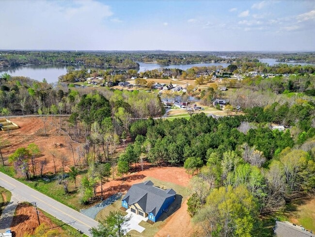 Building Photo - 1403 Lake Bowen Dam Rd