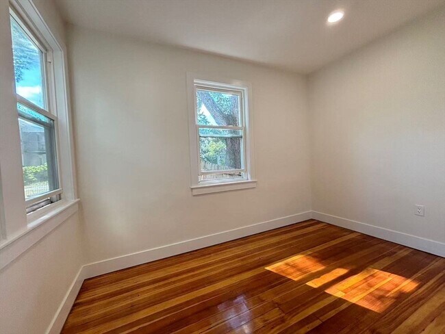 Building Photo - 391 Linwood Ave