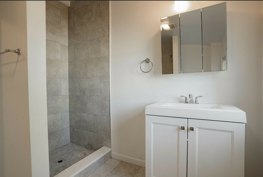 Building Photo - 92 Maple St