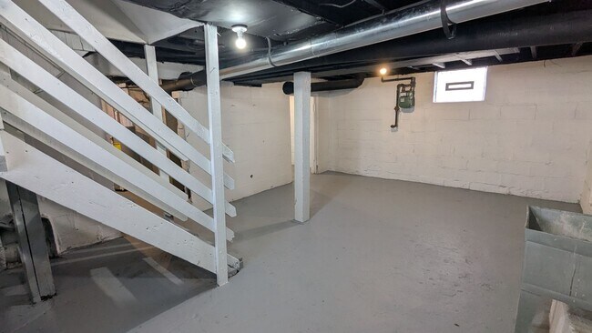 Building Photo - Welcome to this newly renovated, 3-bedroom home located in the heart of Akron