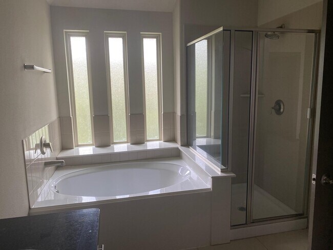 Building Photo - 102 Aventura Pl