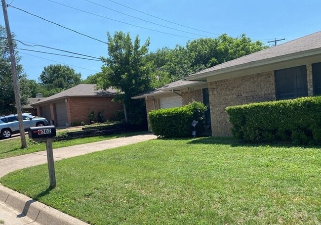 Primary Photo - Cozy duplex 2/2/1 in Fort Worth