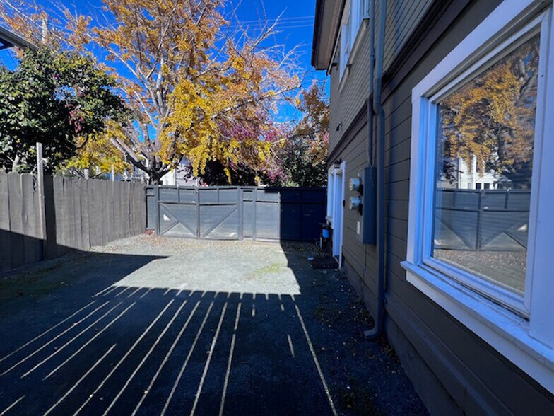 Building Photo - 1037 Peralta St