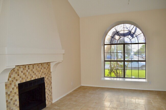 Building Photo - Beautifully updated move-in ready 3/2.5