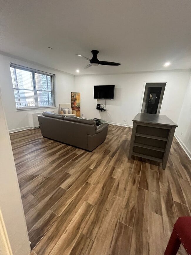 Building Photo - Charming 1BR Condo in Downtown Atlanta