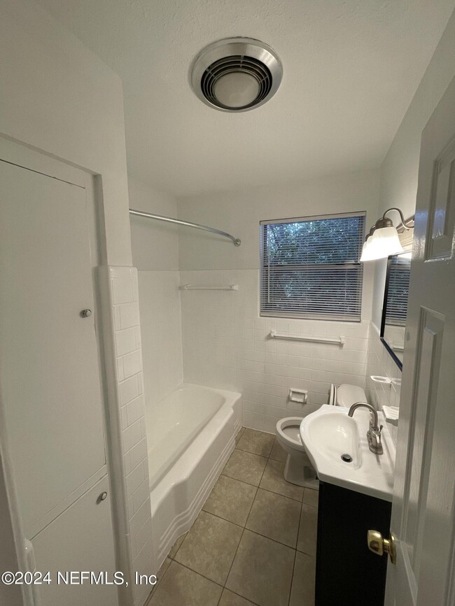Building Photo - 1038 Arco Dr