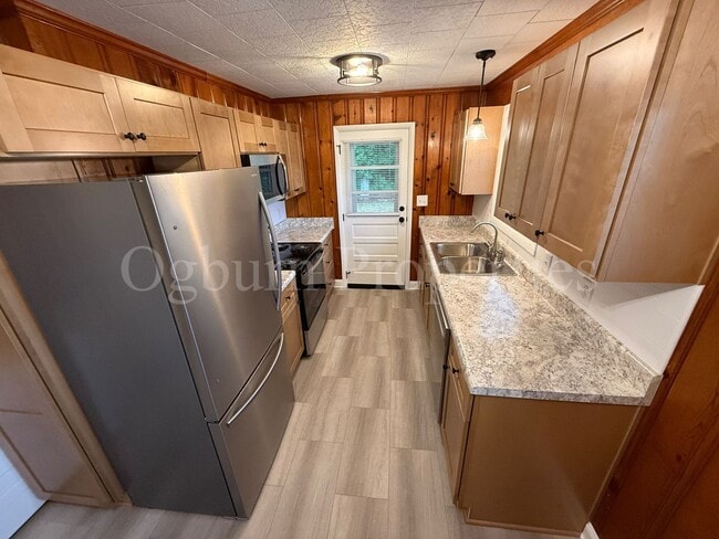 Building Photo - 204 Willow Creek Rd