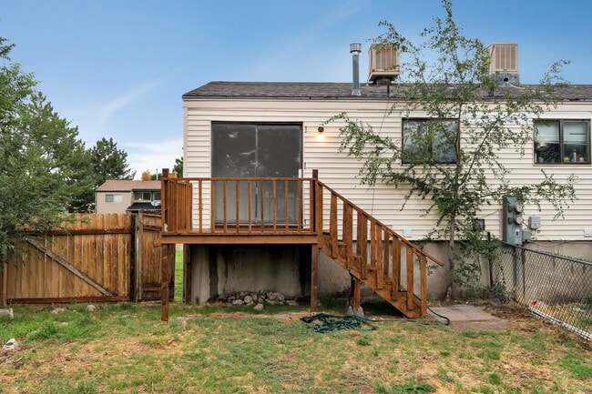 Building Photo - Spacious West Valley Duplex