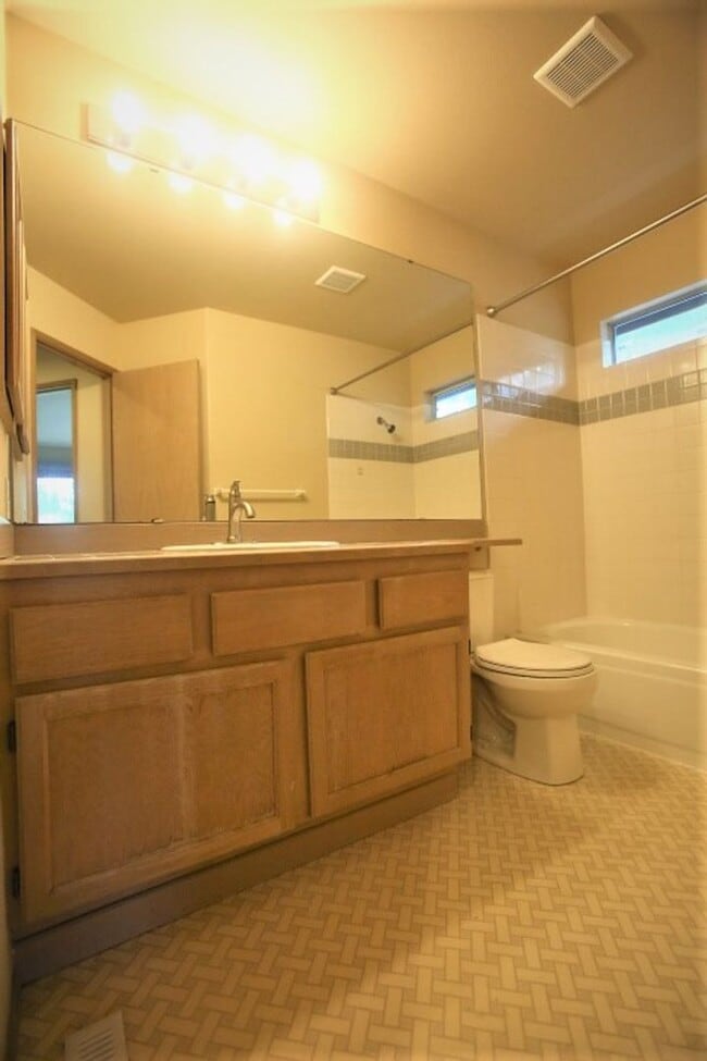 Building Photo - Beautiful 2 Story 3 Bed 2.5 Bath in Sammamish
