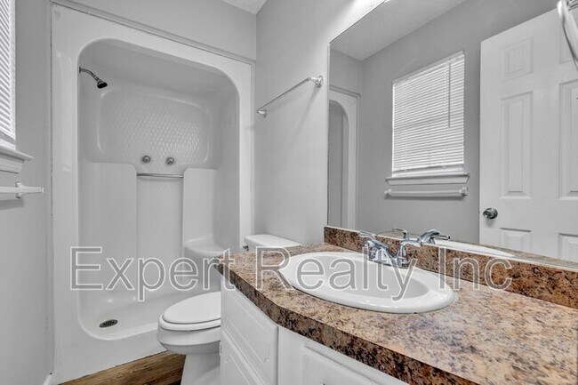 Building Photo - 624 Cresap Cir NE