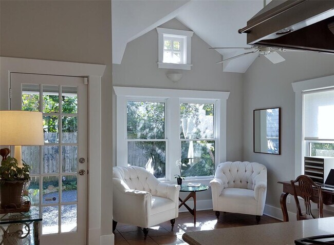 Building Photo - 1018 Highland St