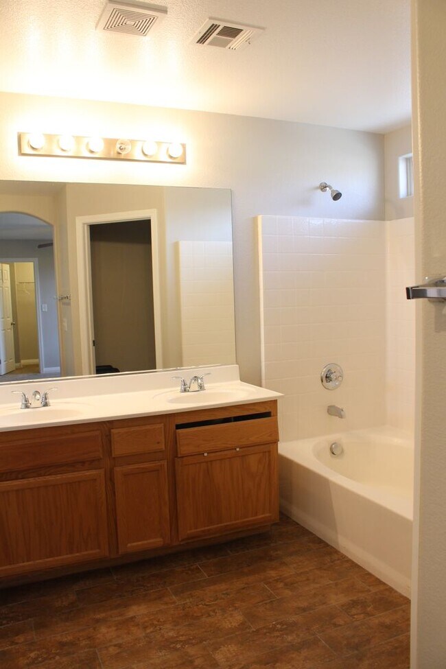 Building Photo - BEAUTIFUL 4 BEDROOM HOME WITH A POOL!