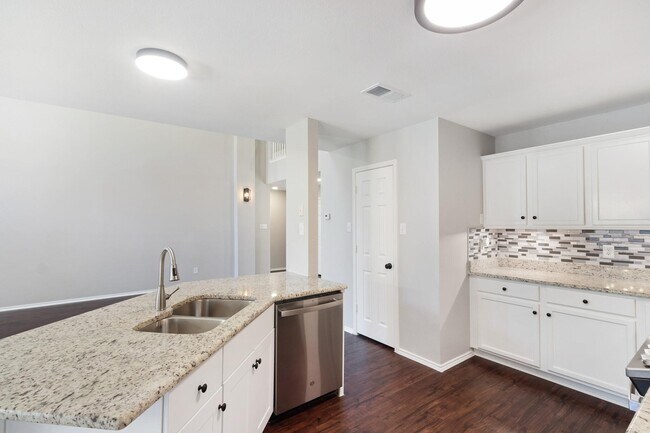 Building Photo - 4729 Woodhaven Ln