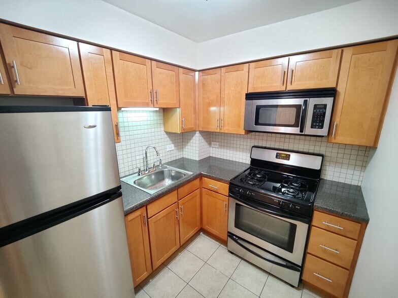 Kitchen - 1283 E Washington St