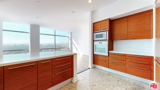 Building Photo - 900 W Olympic Blvd