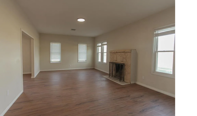 Building Photo - 1800 S Main St