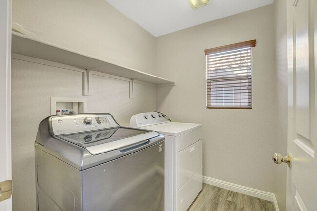 Building Photo - TWO STORY CUL-DE-SAC HOME, 3 BEDROOM 2.5 BATH HOME