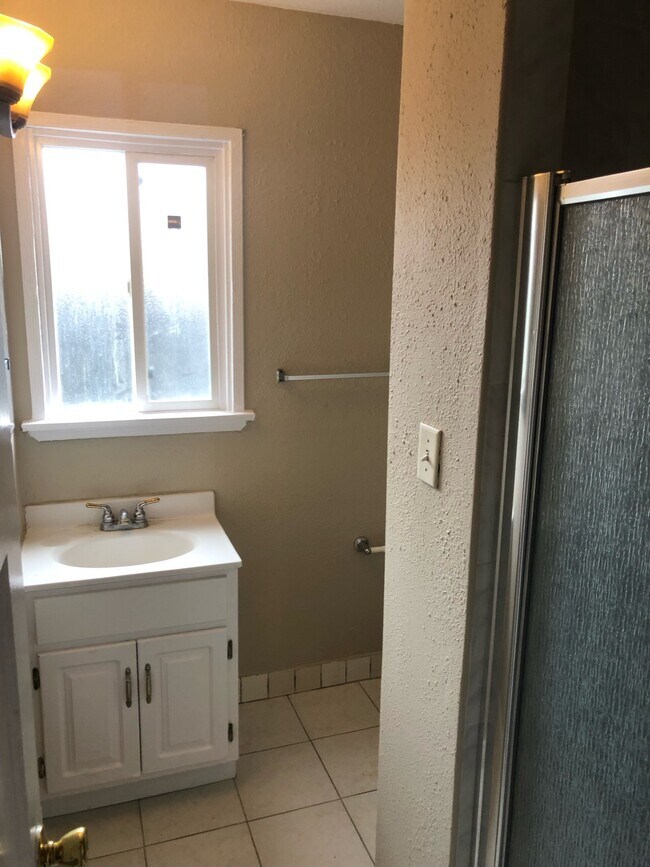 Building Photo - 1733 N Hollywood Way