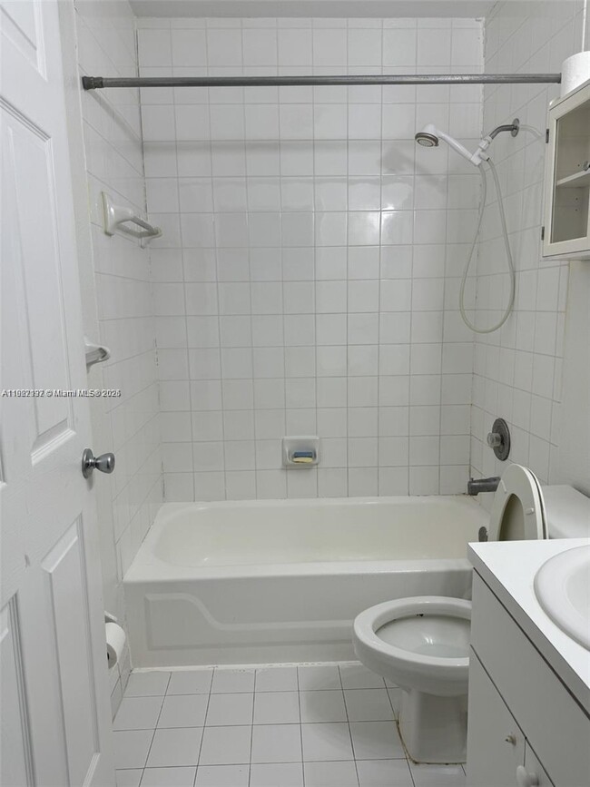 Building Photo - 915 SE 13th Rd