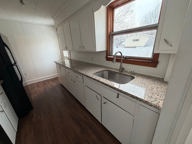 Building Photo - Single Family 3 Bedroom