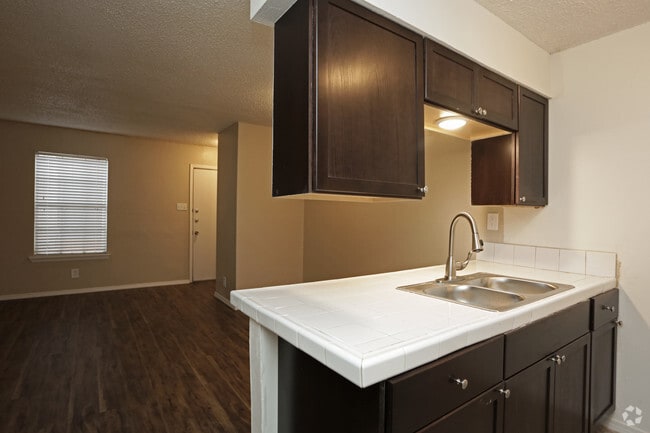 2BR, 1 BA - 775SF - Oaks on Bandera