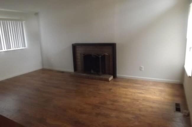 Building Photo - Nice 3 bedroom 2 bathroom Home