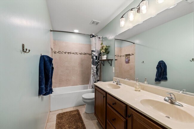 Building Photo - Gorgeous 5 Bed 3.5 Bathroom in Stafford, VA
