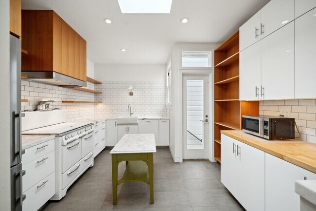 Building Photo - 363 Monticello St