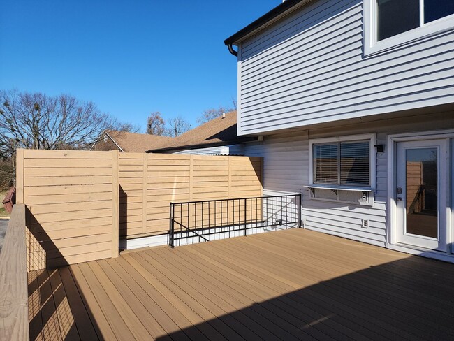 Building Photo - 3 bed, 2.5 bath Townhome, Amazing New Deck...