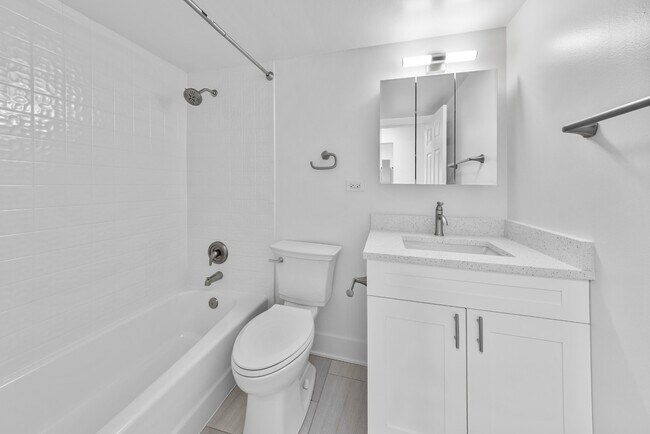 Building Photo - Modern 1 Bedroom Apartments | Recently Renovated | Pet Friendly | Prime Location