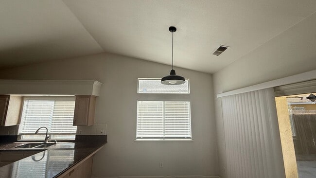 Building Photo - 3 Bedroom, 2.5 bath home in Desirable Fresno Neighborhood