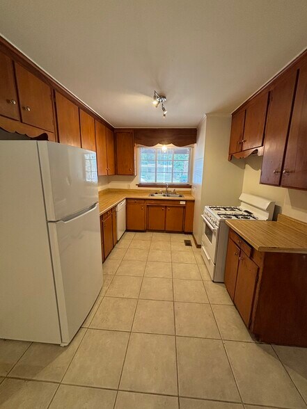 Building Photo - 852 N Xenophon Ave
