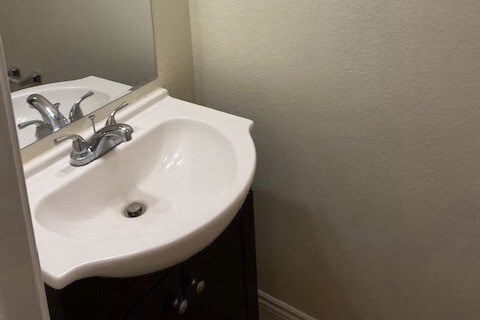 Half bath - 641 Petro Point Dr