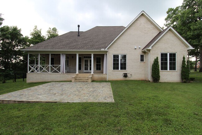 Building Photo - 3 Bedroom 3 Bath House in Beautiful, Quiet Setting
