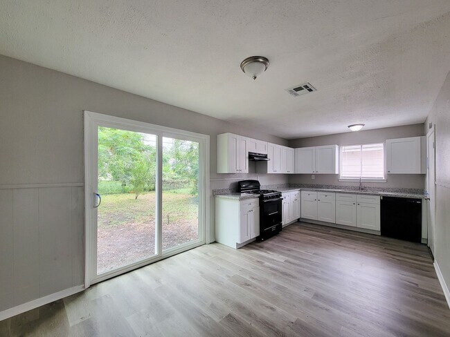 Building Photo - REMODELED 3 BEDROOM LEASE HOME WITH ALL THE UPGRADES THROUGHOUT. COME TAKE A LOOK AT THIS