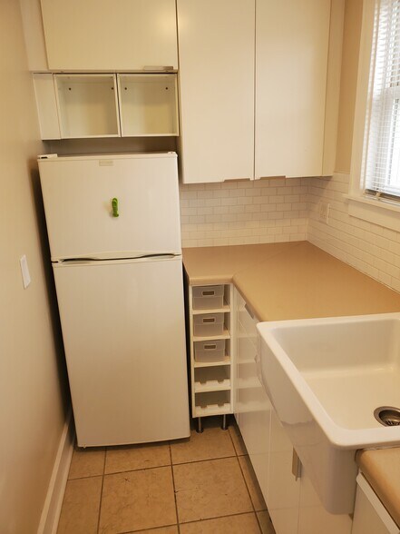 Building Photo - 1206 E 8th St