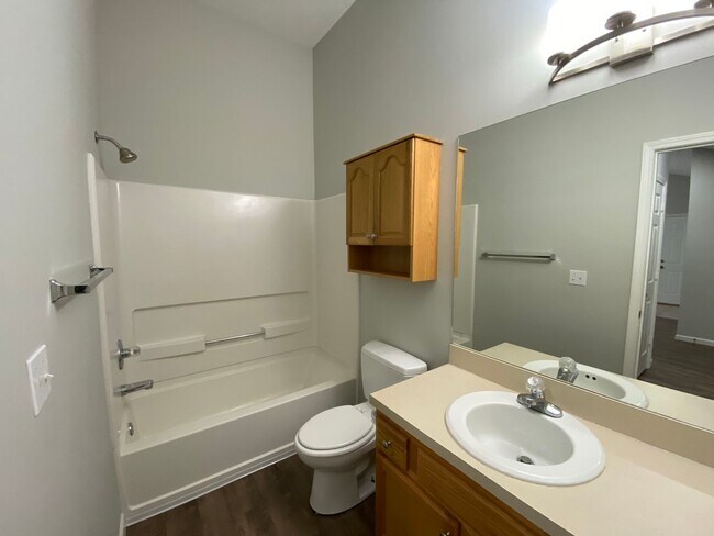 Building Photo - Great Location! 2 Bed 2 Bath 2 car garage.