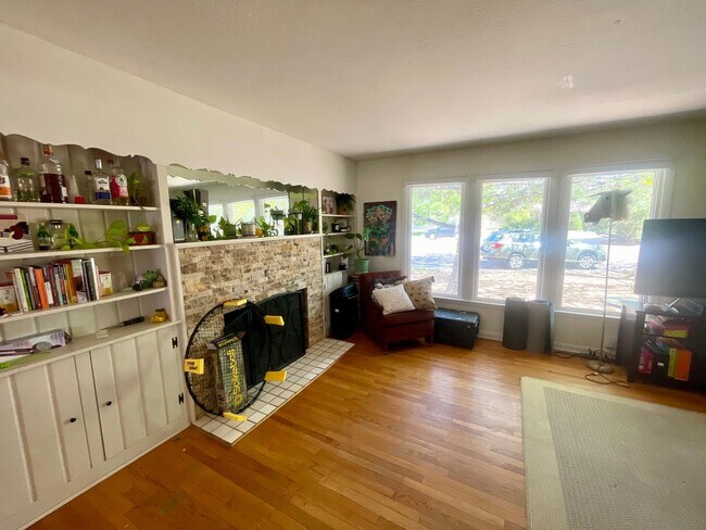 Building Photo - Expansive 5-bedroom, 2.5-bath home with incredible mountain views!