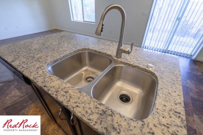 Building Photo - End Unit Fossil Hills Townhome with 3 Beds and 2.5 Baths