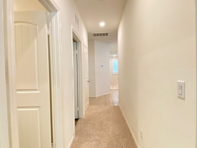 Building Photo - Beautiful 6 bed and 4.5 bath home in West ...