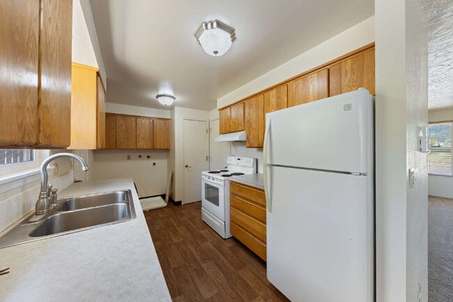 Building Photo - 2 Bedroom Duplex **MOVE IN SPECIAL** $500 ...