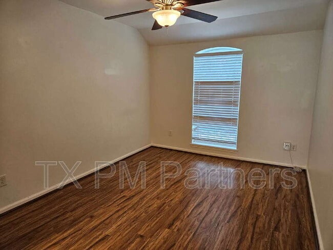 Building Photo - 500 N Post Oak Ln