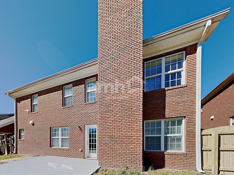 Building Photo - 979 Park Knoll Ct NE