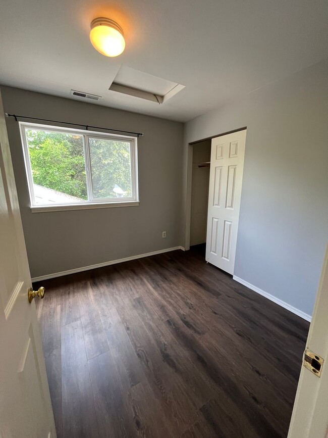 Building Photo - 3 Bed 1.5 Bath Townhouse w/ Garage Close t...