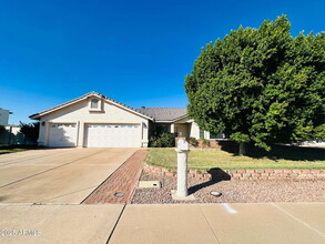 Building Photo - 2110 E Enrose Cir