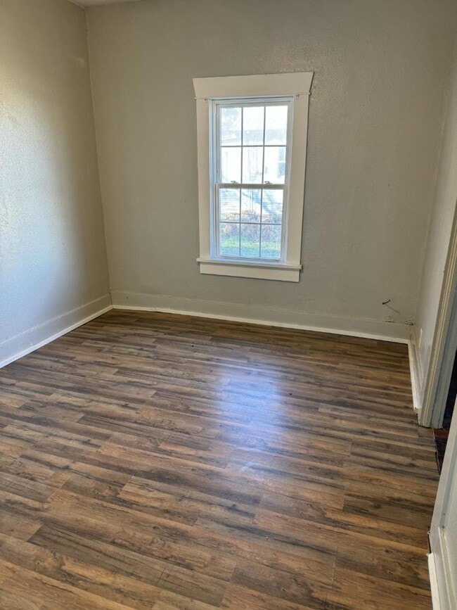 Building Photo - 835 E Walnut St